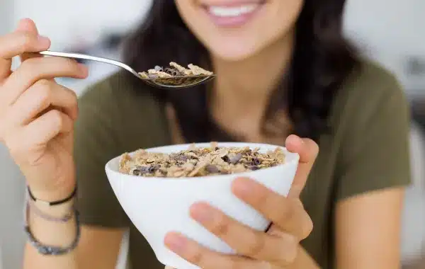 "تفسير حلم تناول الطعام البارد في المنام ومعانيه للرجل والمرأة والعزباء والحامل"