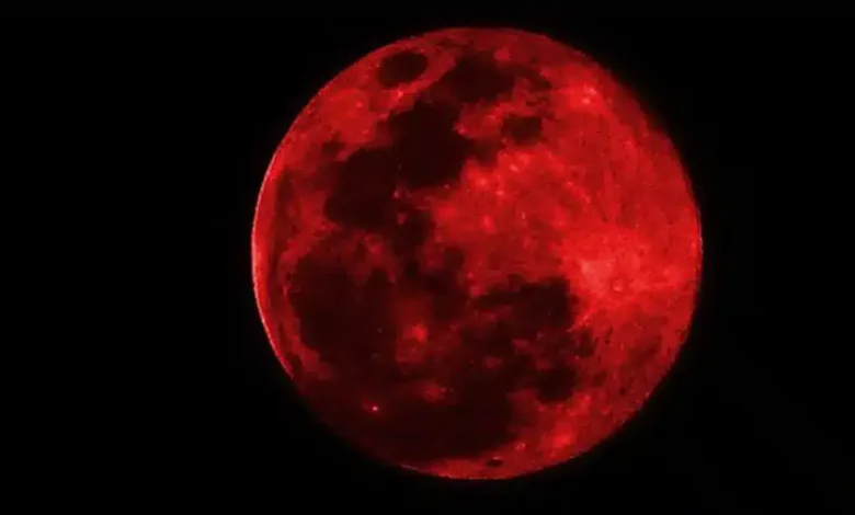 القمر الأحمر يبتلع السماء الليلة