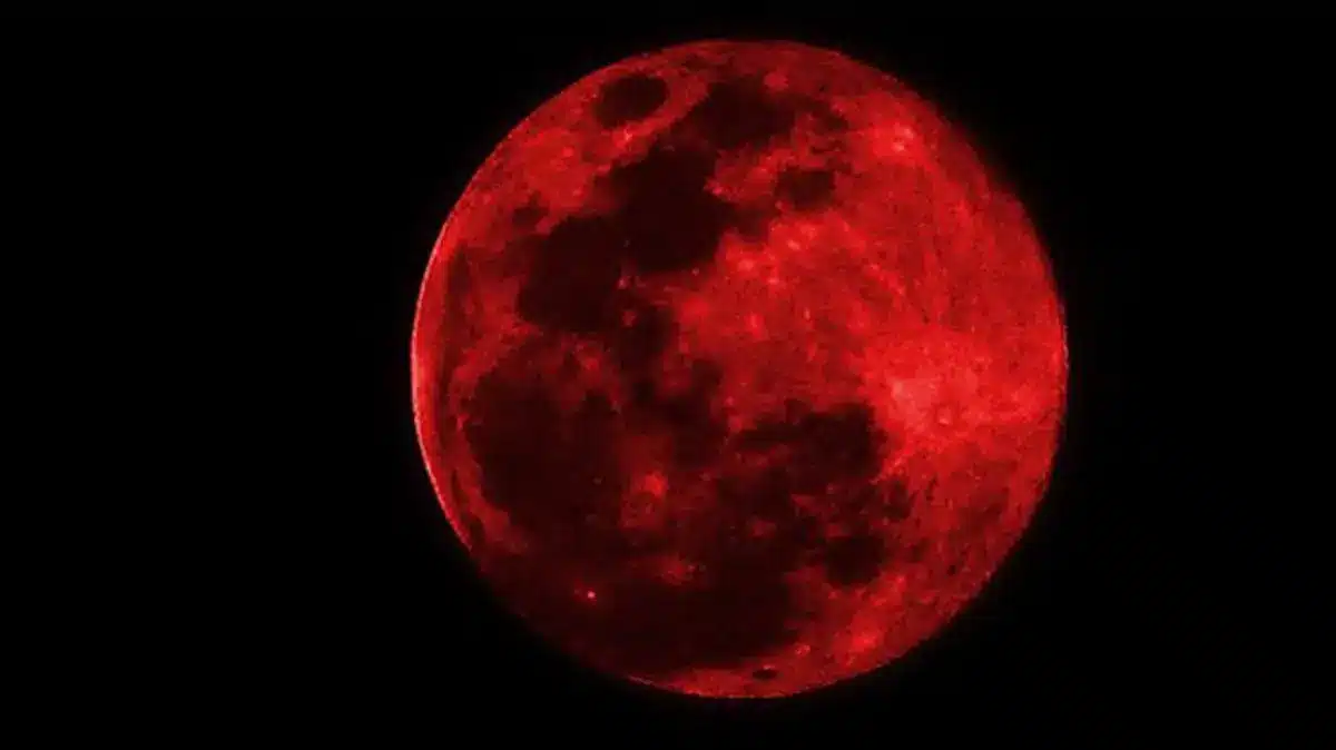 القمر الأحمر يبتلع السماء الليلة