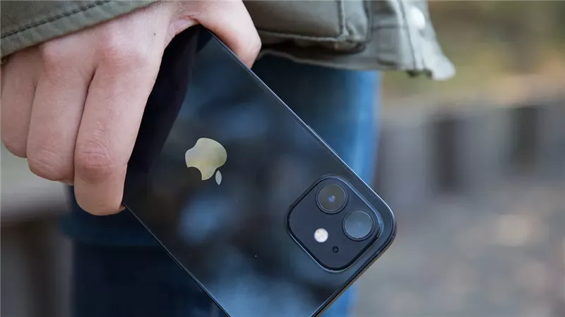 قواعد إدخال الهواتف المحمولة من الخارج 2025: إعفاء للمصريين ورسوم على الهاتف الثاني